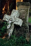Krzyż bruśnieński na zabytkowym cmentarzu