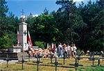 Pomnik na cmentarzu partyzanckim w Osuchach