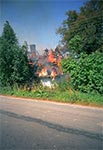 Płonąca chałupa kryta strzechą w Białowoli 28 sierpnia 1997 roku