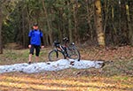 Otóż i mamy dzień, w którym zakończyłem zimowy sezon rowerowy, co symbolizuje ostatni płat śniegu. Jednocześnie rozpocząłem letni sezon rowerowy, co symbolizują krótkie spodenki, bo temperatura sięgała niemal 20 st.C. A było tak wczoraj - tj. 5 marca 2017 roku.
