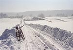 Zdjęcie z zimowego sezonu rowerowego 2020/21, a w oddali widzimy zabudowania Kawęczynka. To był idealny dzień na rower. Mnóstwo śniegu ale drogi przejezdne oraz białe i zmrożone, do tego mrozik do minus 10 stopni w dzień, szadź na drzewach, brak wiatru i bezchmurne niebo