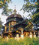 Cerkiew greckokatolicka pw. Opieki Bogurodzicy w Woli Wielkiej, z 1755 roku, w otoczeniu kwitnących akacji