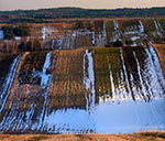 Typowy krajobraz Roztocza w marcu. Pola wsi Sochy. Można tu dotrzeć albo od Soch albo ze Zwierzyńca przez Bukową Górę. Jeśli wybierzesz tę drugą opcję ostrzegamy przed kompletnie zalodzonymi schodami i ścieżką. Najlepiej w takim przypadku iść obok ścieżki po śniegu. Najbardziej niebezpiecznie jest oczywiście podczas schodzenia i nie byłoby żadną przesadą założenie tam raczków na buty. Żadnych ostrzeżeń odnośnie powyższego stanu ścieżki przy wejściu nie widzieliśmy.