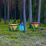 Tu powstaje miód wrzosowy - Puszcza Solska. Zaobserwowaliśmy, że ule zawsze lokalizowane są niedaleko główniejszej drogi ale w jakimś nie rzucającym się w oczy zaułku, aby z tej główniejszej drogi leśnej nie były widoczne. Ale że my nader chętnie zjeżdżamy z dróg główniejszych, to często się na ule natykamy. Zauważmy, że jedna z sosen jest uschła - kora odpadła. Ostanie suche lata powodują właśnie zamieranie sosen w Puszczy Solskiej.