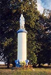 Figura Marii Panny Niepokalanie Poczętej ufundowana w 1921 roku przez rodzinę Olejarskich z Zaporza. - przed cmentarzem z I Wojny Światowej - na północ od Radecznicy. Na cmentarzu spoczywa 2090 żołnierzy austriackich i 1672 żołnierzy armi carskiej