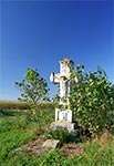 Krzyż z roku 1918 w okolicy Radruża, z widocznymi narzędziami Męki Pańskiej