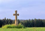 Szałasy - krzyż z roku 1875 - dawniej przydrożny, dziś stoi na środku pola