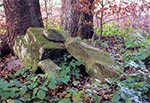 Krzyż bruśnieński przy drodze na Monasterz. Jego stan uniemożliwia odczytanie daty ale początek to zapewne 18....