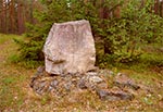 Jesteśmy w Puszczy Solskiej. Na głazie widnieje napis: - Szkoła podchorążych w latach 1943-1944 - za 200m