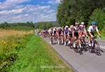 Tour de Pologne w roku 2021 przemierzało Roztocze. Można było właściwie wykonać jedno, może dwa ujęcia z jednego miejsca więc miejscówka foto musiała być idealna. Wybór oparłem na następujących kryteriach: 1. Miejsce z krajobrazem charakterystycznym dla Roztocza, 2. Miejsce z dala od wsi aby nie mieć problemu, że ktoś z kibiców stanie w kadrze, 3. Miejsce z tak wąskim poboczem aby nikt nie mógł zaparkować autem i tym samym popsuć kadr, 4. Miejsce odpowiednio ustawione aby fotografować ze światłem, a nie pod słońce aby uzyskać najlepsze barwy, 5. Miejsce takie aby kolarze podjeżdżali pod górę, co zmniejszy ryzyko, że na małej czułości staną się poruszeni na zdjęciu. I takie naszym zdaniem jedyne miejsce było za wsią Hutków między Zamościem a Krasnobrodem