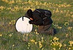 Na łąkach na SW od Zamościa rosły takie oto łany pierwiosnków, które fotografuje Marek. W roku 2017 temat został zaorany dosłownie i w przenosni. Zdjęcie z pleneru towarzyskiego z Wiesławem Lipcem, który jest autorem zdjecia