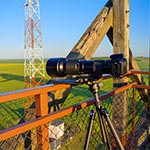 W fotografii analogowej czułość jest jedna - najczęściej 100 (film ma jedną stałą czułość). To oznacza, że czasy otwarcia są długie, zwłaszcza kiedy słońce jest już nisko. A ten obiektyw na zdjęciu nie ma stabilizacji. Baaa - on nawet nie ma autofocusa, co akurat jest dla nas wygodniejsze. To Mamiya 500mm. Fotografując trzeba dobrze ustabilizować całość, podpierajac o poręcz wieży widokowej, a na ziemi używajac dwóch statywów, bo samo lustro może swoim klapnięciem spowodować nieostrość zdjęcia (jeśli aparat nie ma funkcji podnoszenia lustra - aparat Mamiya 645 po prawej ma). Na wieży zaś nikt nie może się poruszać, bo ażurowe wieże są elastyczne. Obraz porusza się nawet kiedy ktoś na samym dole wchodzi schodami. A wieża znajduje się oczywiście w Chłopiatyniu przy Straży Granicznej. Tłumaczę to tak trochę jak dla gimbusów ale mam świadomośc, że wiedza ludzi, którzy nie mieli kontaktu z fotografią analogową jest w tym temacie zerowa.