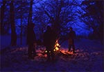 Tam, na polu stoi słynna stodoła przy dawnym przysiółku Chmiele. My siedzimy w lesie, bo cieplej ;-)