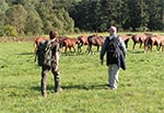 Nie do wiary ale tak kiedyś wyglądały pastwiska przy Niwkach Horynieckich. Obecnie jest tam istny busz.  Na zdjęciu Tomek i Piotrek