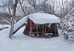 Zapytacie zapewne dlaczego nasza rachityczna wiata na bagnach wytrzymała napór tak olbrzymiej masy śniegu (na dachu leży ok. 45 cm mokrego śniegu, w który później jeszcze napadało deszczu, dodatkowo zwiększając nacisk), kiedy w tym samym czasie nowoczesna scena na Rynku Wielkim w Zamościu runęła? Otóż nasza wiata runąć nie mogła, gdyż musielibyśmy ją wówczas sami odbudowywać więc zabezpieczyliśmy ją podporami jeszcze przed opadami. Tymczasem scena na rynku zamojskim runąć mogła, gdyż za szkody i tak zapłaci tzw. podatnik więc nikogo to nie obchodziło. Innymi słowy - nasza buda na drewno jest prywatna, a scena była państwowa