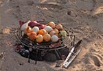 Z cyklu - w poszukiwaniu idealnego grilla turystyczngo. Dobrze sprawdza się nam ruszt do kuchenki mikrofalowej. Wydaje się być nierdzewny i jest solidny. Tutaj ma te niby nóżki ale odciąłem je gumówką aby był lepiej pakowny, a oprzeć go można na dwóch wałach z ziemi, kamieniach, cegłach czy grubszych konarach.
