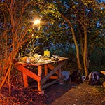 Wymyśliliśmy nową gałąż bushcraftu i docelowo survivalu - szybkościowa budowa mebli obozowych, a nawet wiaty z materiałów budowlanych przypadkowo napotkanych. Właściwie to z odpadów, nadających się już co najwyżej do spalenia. Wystarczy mieć składaną piłę, młotek, garść gwoździ. Mała żabka do odrywania desek przyda się ale ciesielski młotek wystarczy. Jeśli natknięmy się na jakąś ruderę w plenerze gdzie znajdują się deski (oczywiście mam na myśli ruderę zawaloną i od dziesiątek lat opuszczoną, która po prostu znika butwiejac w krzakach), to bardzo szybko zbudujemy sobie ogrodowe mebelki, a nawet i wiatę, które mogą posłużyć również innym wędrowcom.
