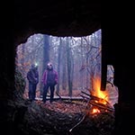 Oto najgorsza pogoda - całodzienne ciągłe i dosyć intensywne opady deszczu w... grudniu przy temperaturach niewiele wyższych od zera. Musielismy się chronić w bunkrze i rozpalić pod jego okapem ognisko aby się ratować. Generalnie jednak nie polecamy, bo nie wiadomo co gorsze - hipotermia czy dym z palącej się sośniny.