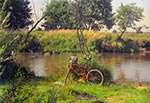 Oto jeden z moich pierwszych rowerów (Romet), nad Tanwią w Pisklakach, w roku 1993. Było ich parę, bo wykonywane były wówczas z tak lichej stali, że określaliśmy ją - gniotsa i łamiotsa. Dlatego na starcie trzeba było dospawać rurkę w ramie na górze oraz zaspawać ten zawias do składania oraz wzmocnić tylne widełki, bo tam rama pękała szybko. Zębatka w tylnym kole musiała być wymieniona od razu na mniejszą aby jeździć szybko - czyli na twardo. Bicykl ów to Romet Jubilat, bez przerzutek, z jednym hamulcem z tyłu (torpedo). Do ważnych przeróbek należało też uszycie skórzanego pokrycia siodełka, bo oryginalne plastikowe wykańczało cyklistę już po kilku kilometrach. Zakładając zaś na kierownicę brezentowy plecak nie wiedziałem (początek lat 90), że stosuję nieznany wówczas bikepacking ;) Podobnym bicyklem do tego ale bez zawiasu do składania o nazwie Agat przejechałem 225 km za jednym zamachem i do tej pory tego mojego rekordu nie pobiłem. Zresztą nawet nie zamierzam, bo dystans powyżej 200 km bicyklem uważam za absurdalny i szkodliwy dla zdrowia. Staram się nie przekraczać dziennego dystansu 150 -180 km. Za optymalny uznaję 100-120 km. Zauważmy też, że na kierownicy nie ma chwytów - to jest ekstremalny minimalizm, którego dziś nawet nie stosuje się w kolarstwie ;)