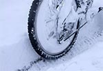 Tyle śniegu napadało w jeden dzień - 25 stycznia 2021. Rower jest tak oblepiony bo to był śnieg mokry. Terenówka, która zrobiła dwa ubite ślady zbawiennie skróciła mi mękę - vivat 4x4!