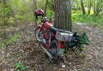 Tym motorowerem przybył nad zalew w Nieliszu wędkarz. Z pewnością jazda przez las tym starożytnym motorkiem daje więcej frajdy i klimatu niż jazda trzypasmową autostradą w limuzynie za milion złotych. Jak widzicie motorek ów ma zieloną tablicę rejestracyjną - jest to więc pojazd ekologiczny - bo przednie i tylne światło zasilane jest energią elektryczną ;)
