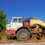 Równiarki czy zgarniarki MoAZ-546P w Kol. Sitno. Co ciekawe - kiedy przyjrzymy się ich oponom z bliska - to nie zauważymy żadnych oznak starzenia się i jak widzimy są napompowane więc trzymają całkiem dobrze ciśnienie! Gdyby tak nie było to wątpię czy ktoś by dopompowywał wszystkie koła codziennie, a stoi tych zgarniarek tam więcej. No i przecież stoją tam od dawna, gdyż służyły przy pracach ziemnych między innymi przy budowie osiedla Zamoyskiego w Zamościu (początek budowy to rok 1979). Sami widzieliśmy je w akcji właśnie w tym miejscu, będąc wówczas pacholętami.