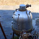 Zapytacie zapewne gdzież to na Roztoczu zachował się jeszcze oryginalny sowiecki sputnik? Otóż my również w pierwszej chwili uznaliśmy to za sputnik i nawet próbowaliśmy zajrzeć przez okienko aby sprawdzić czy nie siedzi tam truchło Łajki ubrane w psi kombinezon, trzymającej kurczowo zaciśnięte łapki na wolancie - ale że stoi ów kosmiczny baniak w browarze Jatutów, to sądzić należy, iż zastosowanie miał jednak przyziemne.