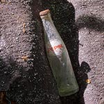 Pepsi Cola z czasów poprzedniej komuny - artefakt w zrujnowanym, opuszczonym siedlisku. Kiedyś ta pusta flaszka to był smieć, a dzisiaj to jest towar sprzedawany na OLX. Stare śmieci zyskują bowiem na wartości podobnie jak wino.