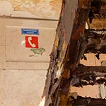 We wnętrzu gorzelni w Łaziskach. Odwiedzając to miejsce trzeba mieć na uwadze, że po dłuższych opadach deszczu - a jeszcze prędzej przy topniejącym śniegu - elementy drewniane, które wiszą już na przysłowiowym włosku mogą po nasiąknięciu czyli zwiększeniu swojej wagi runąć nam na głowę.