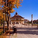 Rynek i ratusz w Narolu zdaje się w najciekawszej scenerii w roku