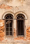 Fragment synagogi w Wielkich Oczach (przed renowacją). Obiekt wybudowany w 1910 na miejscu poprzedniej synagogi. Podczas pierwszej wojny światowej spaliła się ale została odbudowana na podstawie projektu z 1917 r., sporządzonego przez architekta Jana Sasa Zubrzuckiego. Druga wojnę światową przetrwała, wykorzystywana później przez miejscową spółdzielnię jako magazyn