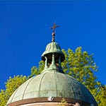 Na szczycie kaplicy Hulimków w Mycowie znajduje się najbardziej luksusowe gniazdo na całym obszarze naszych zainteresowań. Zadaszone od deszczu i słońca, bezpieczne, z ładnymi widokami. Lokatora nie widzieliśmy ale sądząc po grubości patyków musi być to być bocian albo ptak tej wielkości.
