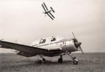 Pokazy lotnicze na lotnisku Mokre - ale sprzed wielu lat - zdjęcie archiwalne. Naświetlone na filmie Agfa APX 100.