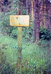 Stara tablica na skraju Południoworoztoczańskiego Parku Krajobrazowego (Widoczne przestrzeliny)