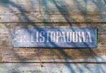 W Zamościu można jeszcze znaleźć ostatnie relikty nie tak znowu odległej przeszłości, takie jak ta tabliczka z nazwą ulicy na starym, walącym się domostwie