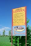 Przyjamne wizualnie tablica informcyjna przed grodziskiem Czerwień, w miejscowości Czermno