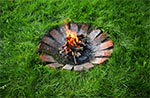 Naturalne ognisko na naturalnym trawniku, bez przesadnej picowatości, której w przyrodzie przecież nie ma