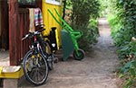 Parking na rowery i taczki przy "żółtym domku"